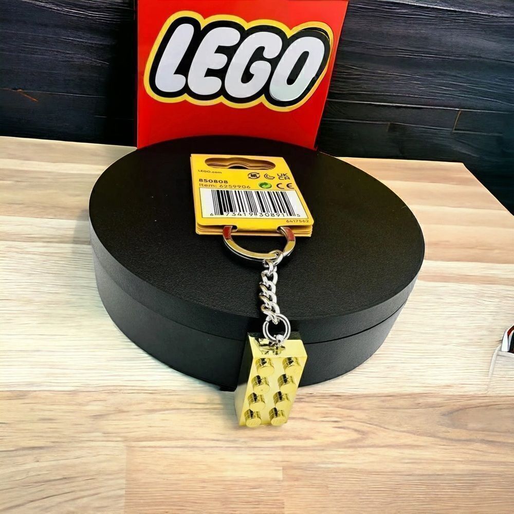 LEGO Classic 2 x 4 Brick Metallic Gold Keychain 850808 - Picture 2 of 6